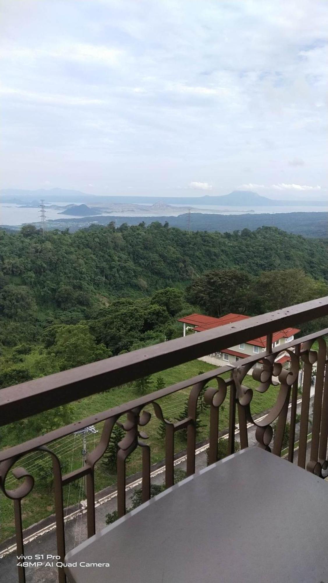 Splendido Tagagtay Taal Lake Staycation Free Parking Netflix No Free Pool Тагайтай Экстерьер фото