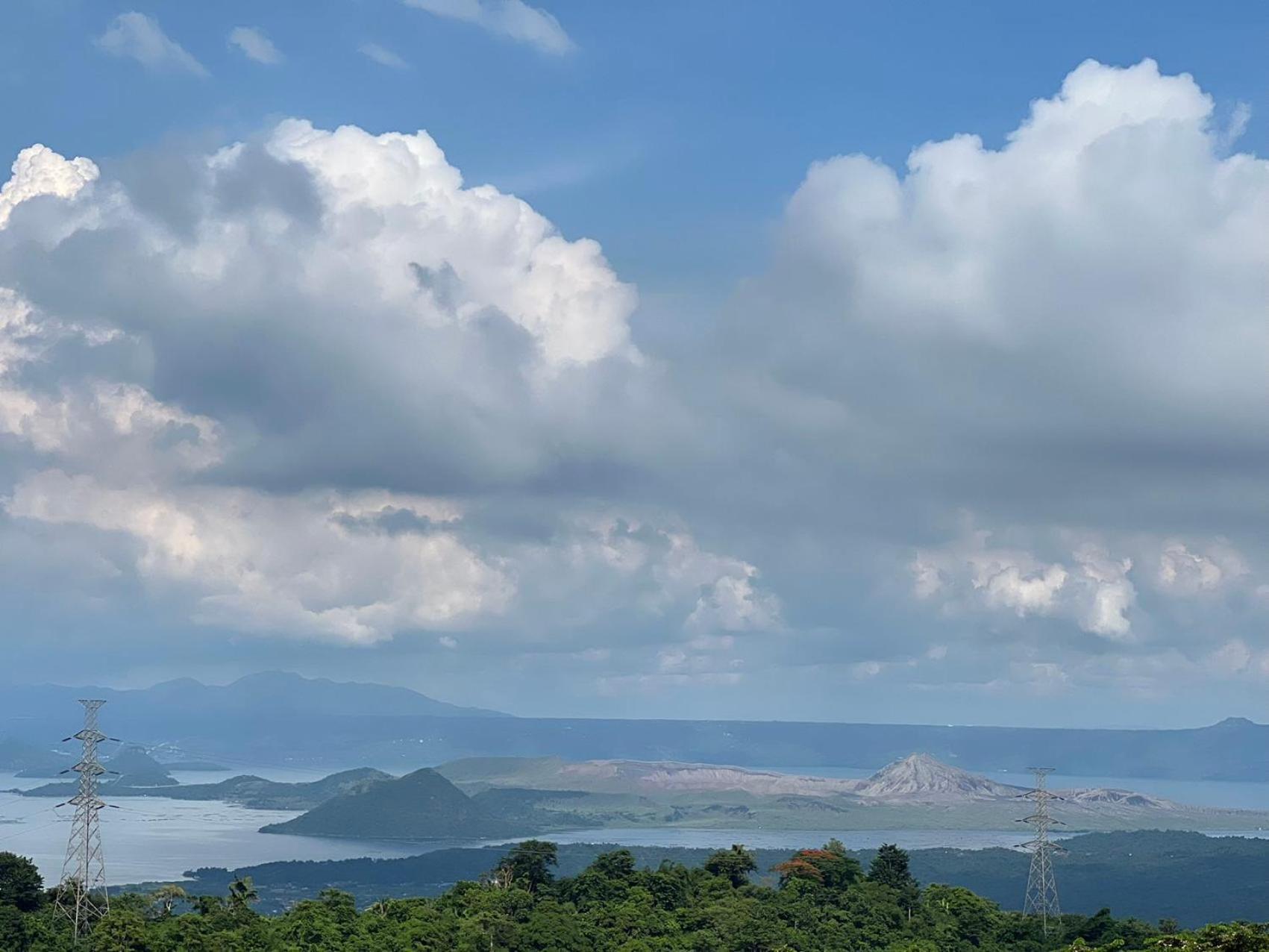 Splendido Tagagtay Taal Lake Staycation Free Parking Netflix No Free Pool Тагайтай Экстерьер фото