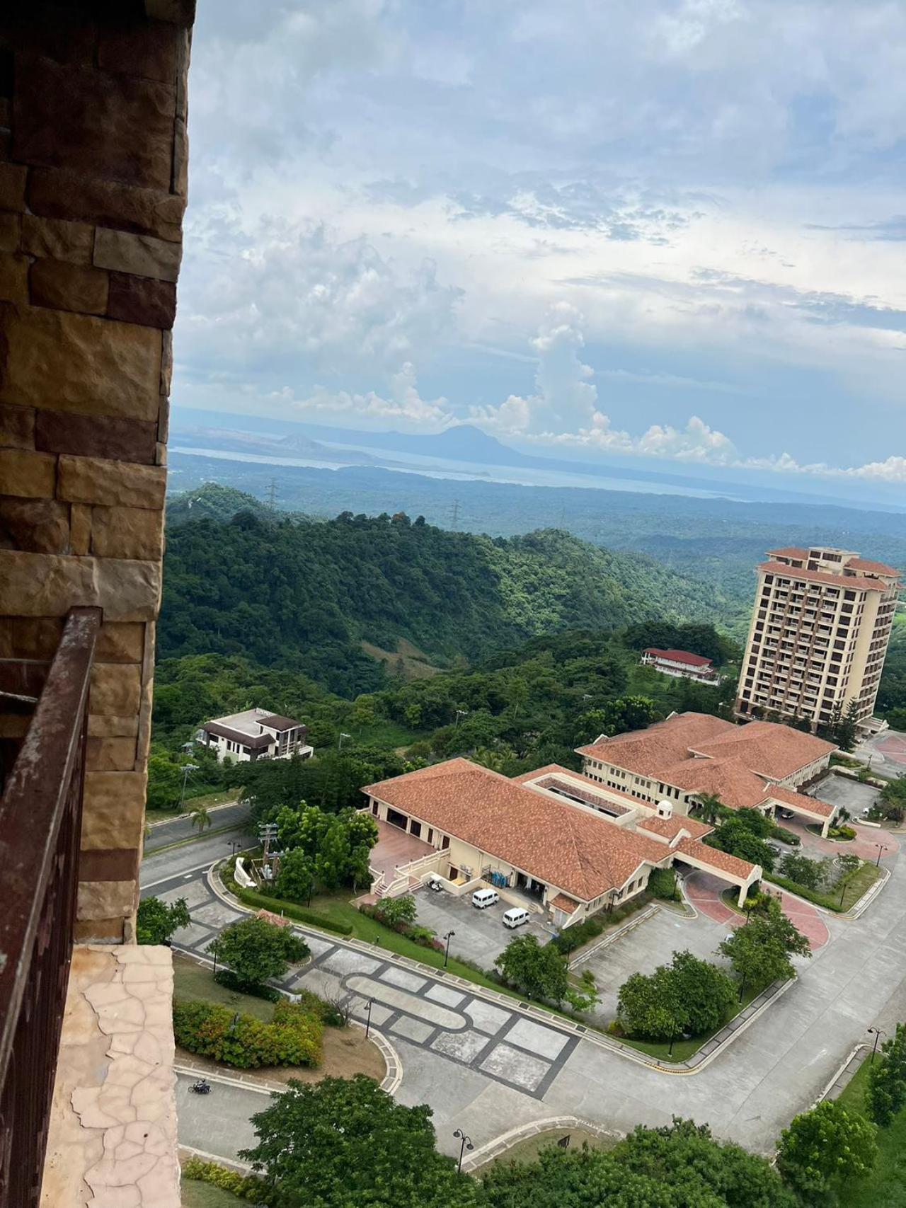 Splendido Tagagtay Taal Lake Staycation Free Parking Netflix No Free Pool Тагайтай Экстерьер фото