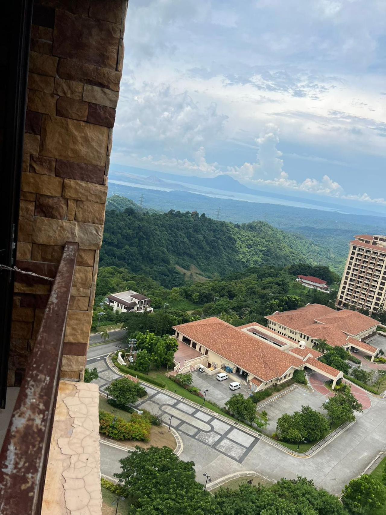 Splendido Tagagtay Taal Lake Staycation Free Parking Netflix No Free Pool Тагайтай Экстерьер фото